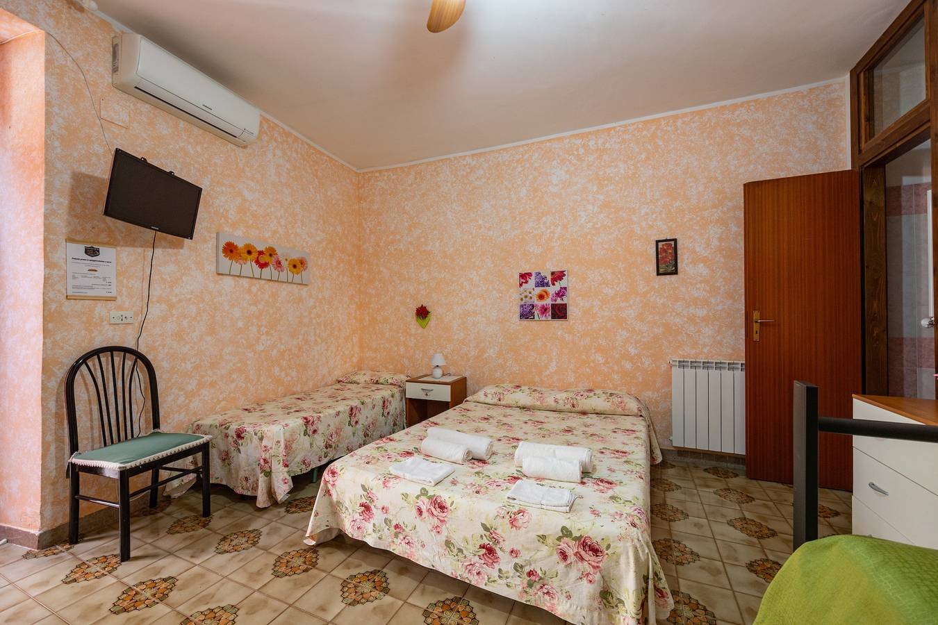 Room 'Appartamento 1 - Stanza 12' with Shared Terrace, Wi-Fi and Air Conditioning in Ficarra, Monti Nebrodi