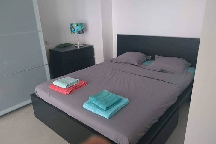 Entire apartment, T3 new air-conditioned, Calvi 150m from the beach, cleaning, sheets & parking included in Calvi, Calvi region