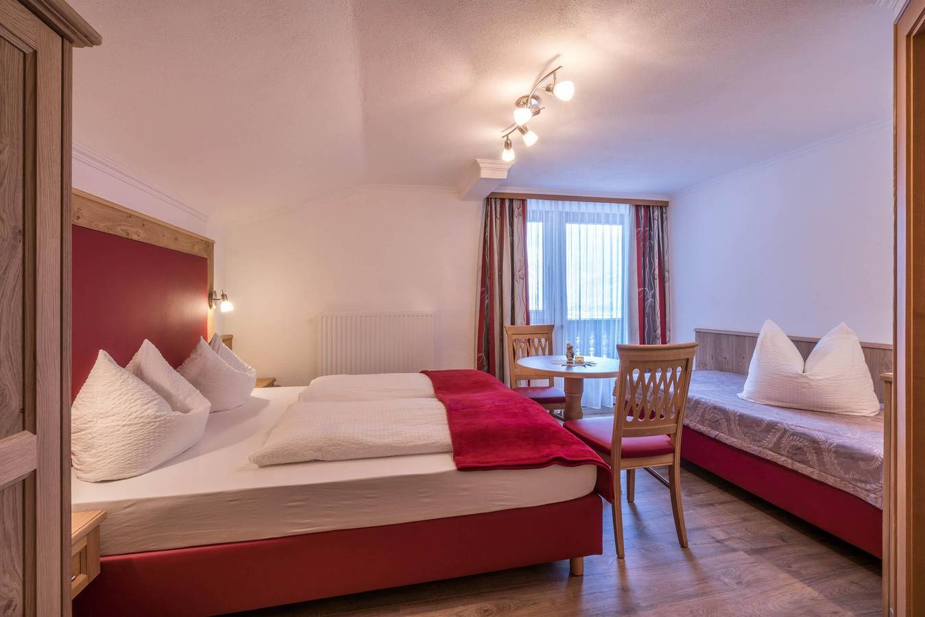 Ganze Ferienwohnung, Turmsuite 2 - 4 Personen in Tuxer Alpen, Ried im Zillertal