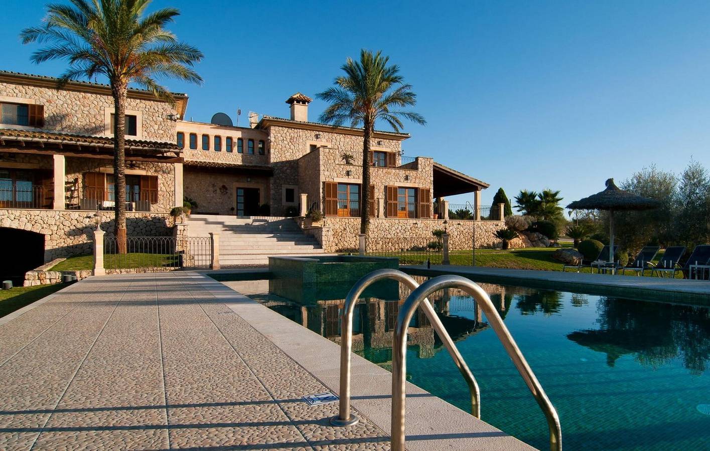 Charming Ariany Apartment with Terrace and Pool in Ariany, Majorca Center