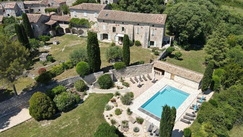 Location de vacances pour 10 personnes, avec jardin ainsi que vue et piscine à Saint-Jean-de-Maruéjols-et-Avéjan