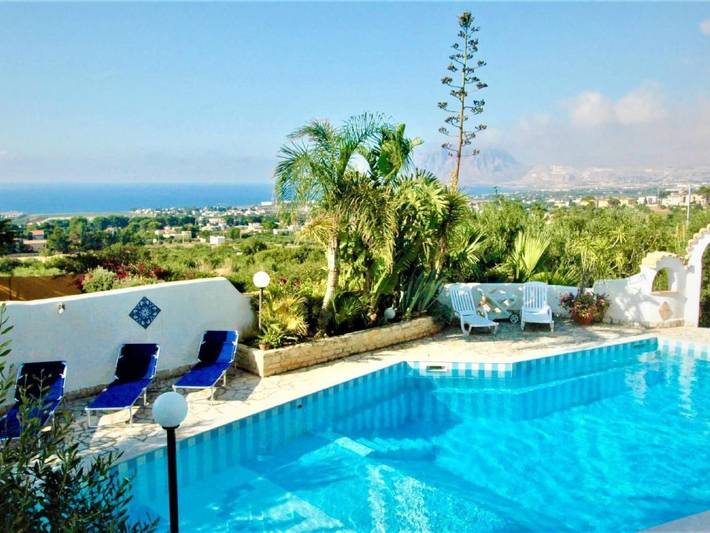 Casa vacanza per 12 persone, con terrazza e piscina nonché giardino a Valderice
