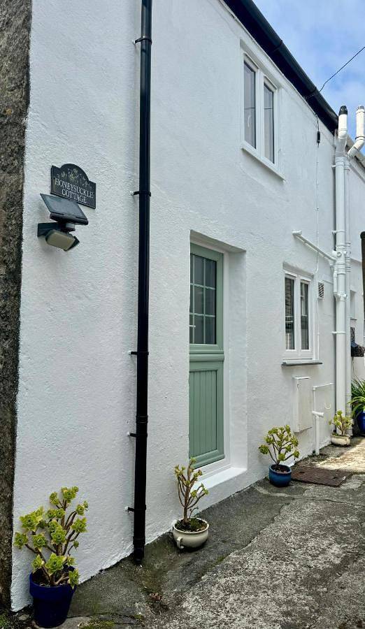 Honeysuckle Cottage by The Sea in Mousehole, Cornwall
