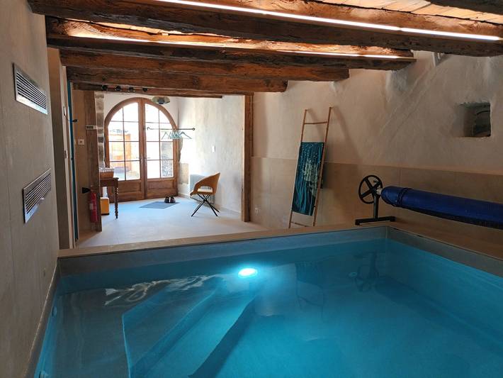 Maison de vacances 'La Clé Des Sens' vue sur les montagnes, terrasse privée et piscine intérieure.  in Castelnau-Pégayrols, Parc naturel régional des Grands Causses