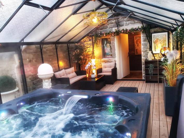 Gîte pour 2 personnes, avec jardin ainsi que piscine et jacuzzi à Trévron