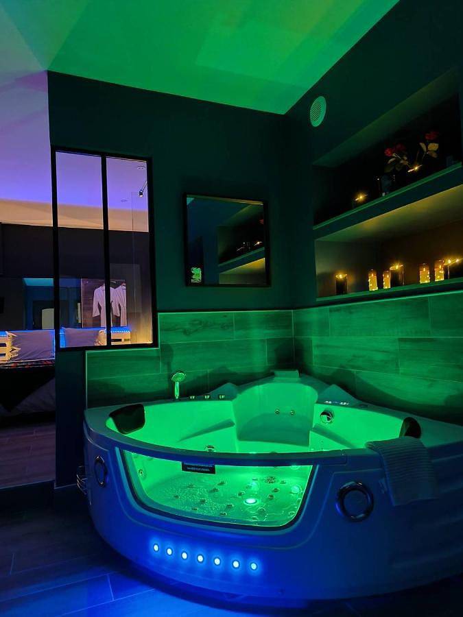 Appartement entier, Appartement Love Room avec Jacuzzi Privatif in Bourg-Argental, Parc Naturel Régional du Pilat