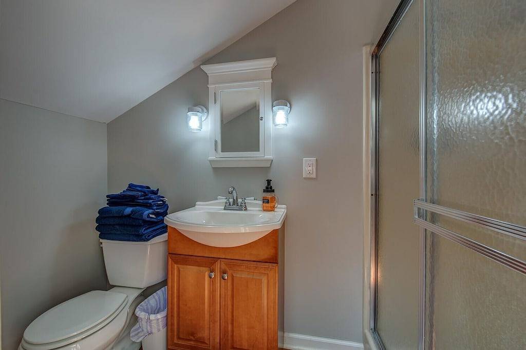 The Regatta-Waterfront Gem with Breathtaking Views & Guest House in Gaston County