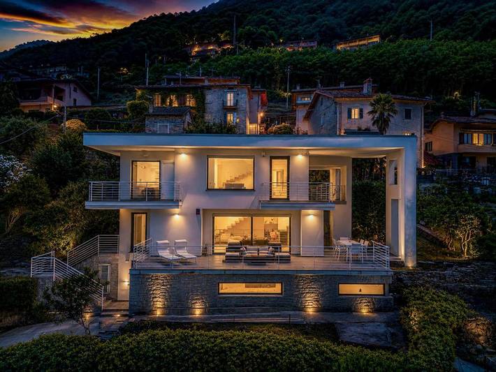 Ferienhaus für 8 Personen, mit Balkon und Terrasse sowie Garten und Seeblick