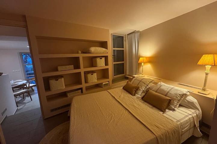 Entire apartment, Self-contained apartment with wooden terrace and panoramic sea view in a quiet location. in Hyeres, Parc national Port-Cros