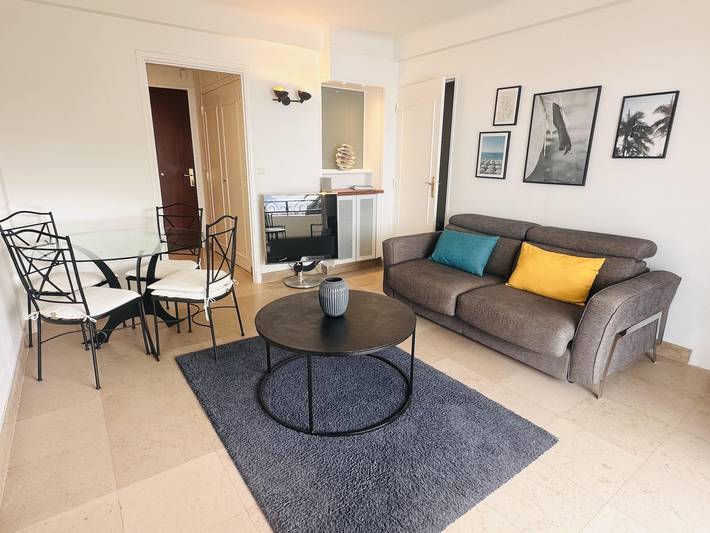 Entire apartment, One bedroom apartment with a sea view right by the Croisette beaches and the center of Cannes. in Cannes, Mediterranean Coast (France)