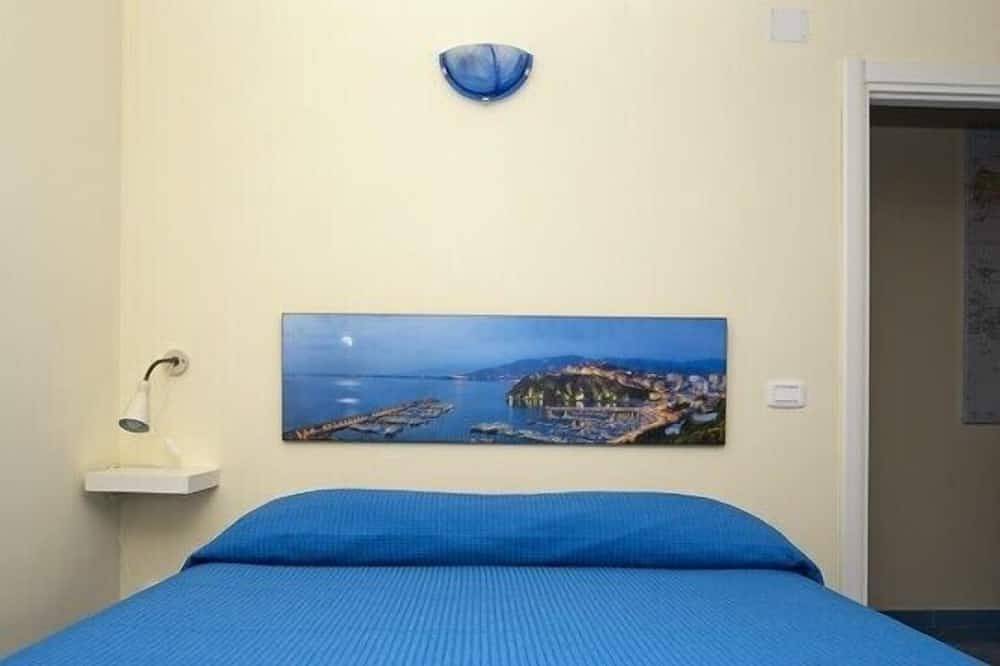 Ganze Wohnung, Private Terrasse auf dem Meer in der historischen Stadt: was für ein Blick auf Capri und Amalfi !!! in Agropoli, Cilento