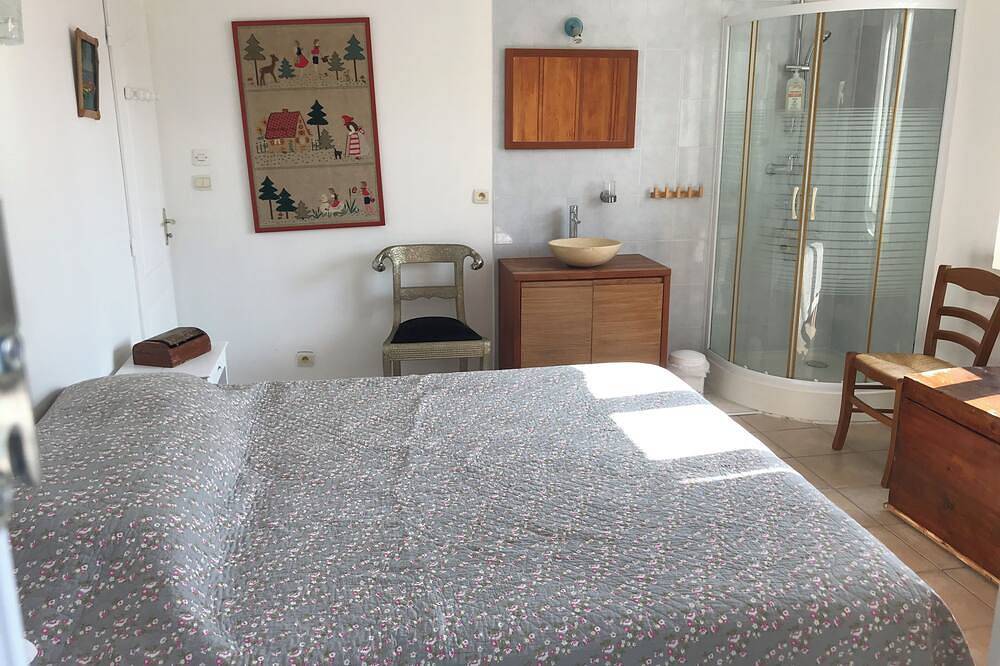 Quiet Mazet nestled in a private cul-de-sac south-facing terrace air-conditioned living room in Sarrians, Vaucluse