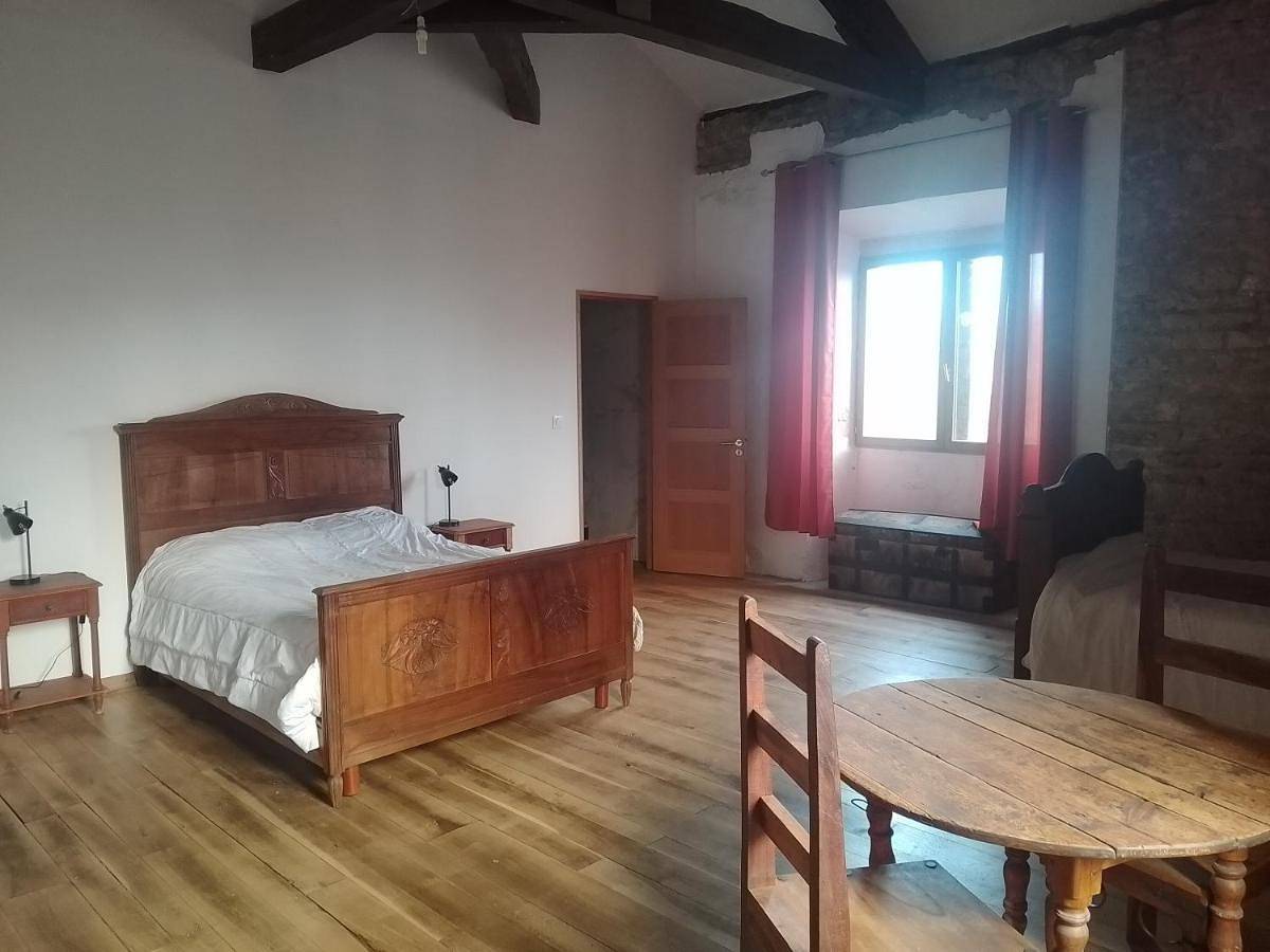 Double Room with Private Bathroom in Cahors, Quercy