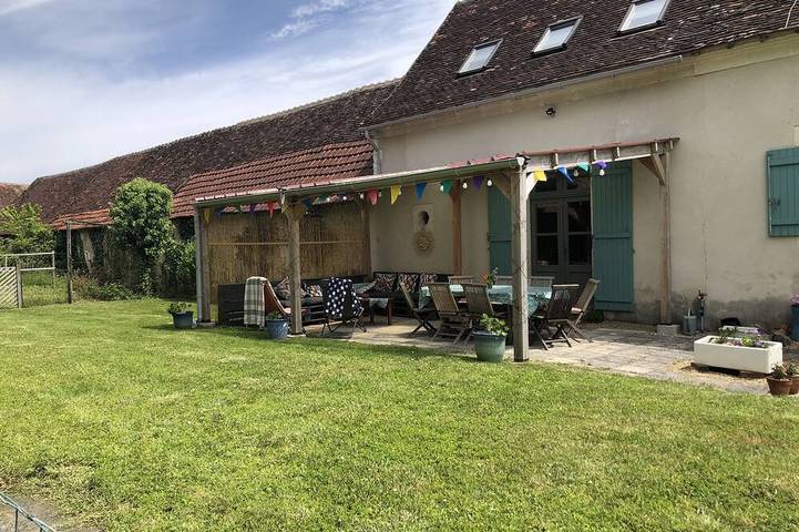 Location de vacances pour 8 personnes, avec Terrasse et Jardin à Fléré-la-Rivière