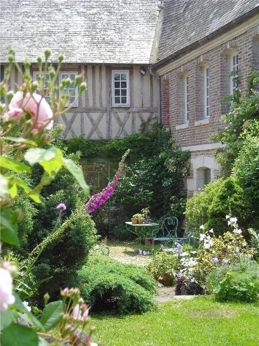 Double Room with Private Bathroom in Eu, Région de Dieppe