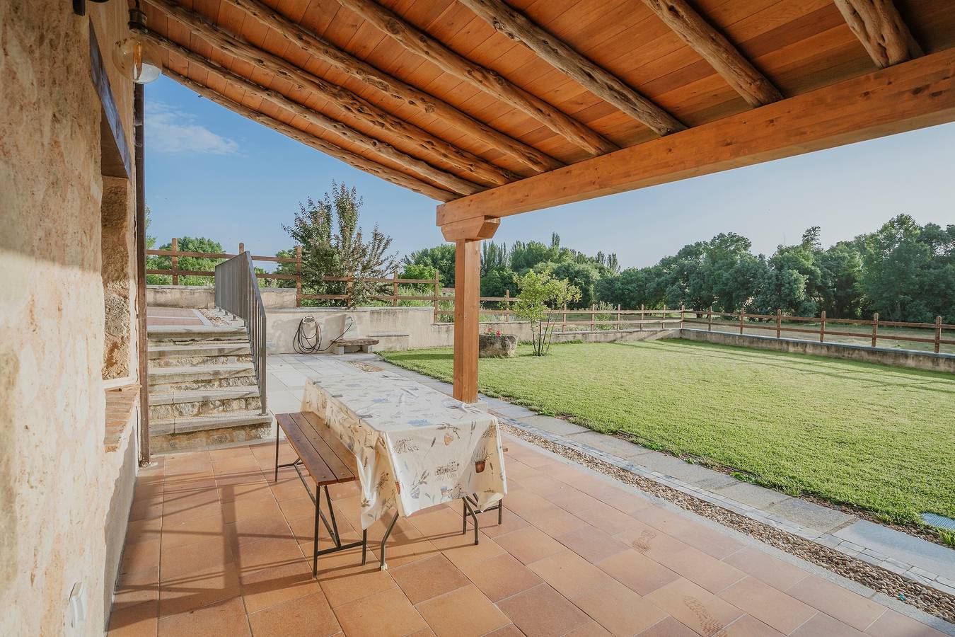 Apartamento 'Velasco I' con terraza privada, Wi-Fi y aire acondicionado in Cabañas de Polendos, Provincia de Segovia