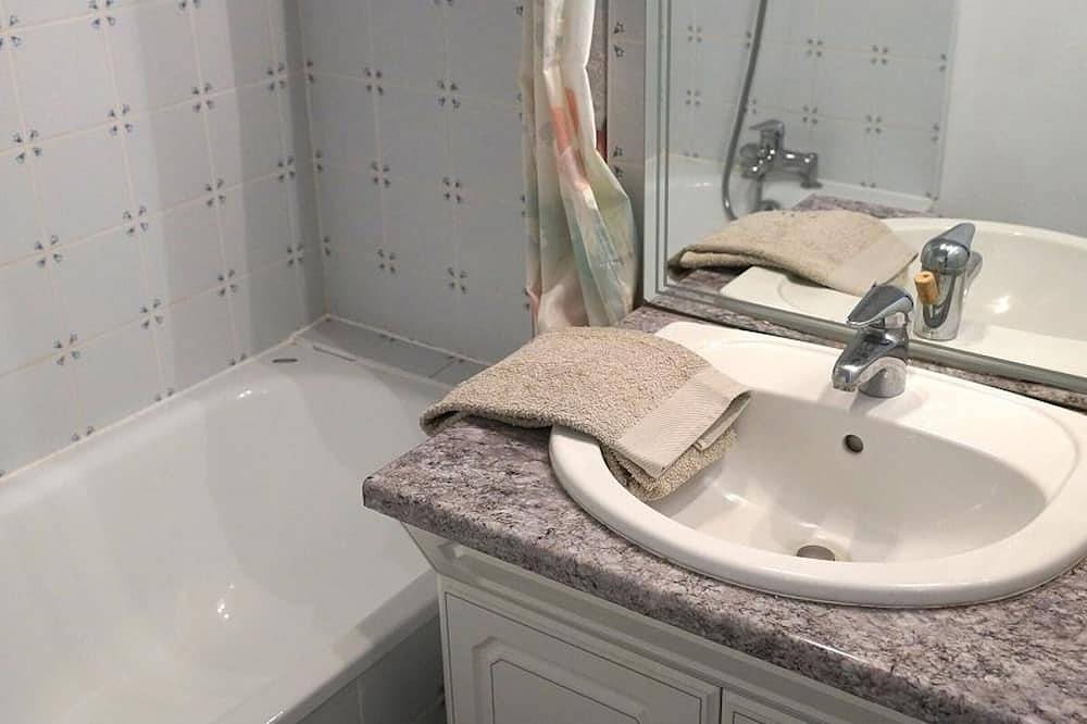 Appartement entier, Luchon Appart 2 pièces 4 pers avec balcon et parking, près centre-ville et thermes in Luchon-Superbagnères, Bagnères-de-Luchon