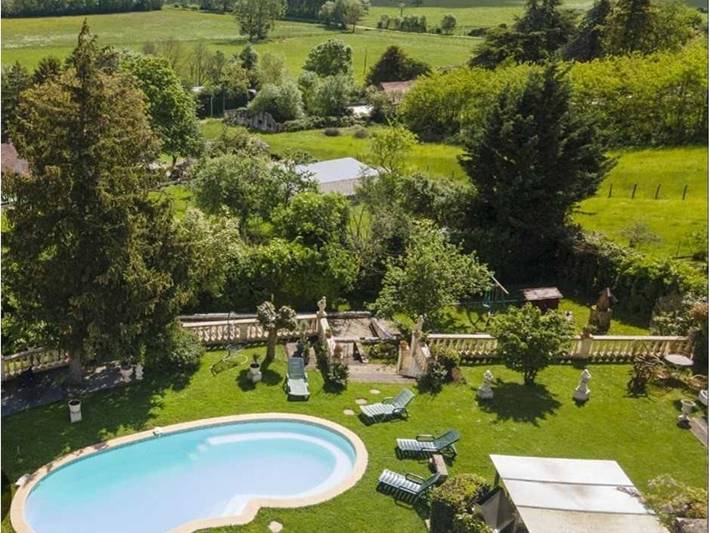 Gîte pour 6 personnes, avec Terrasse ainsi que Jardin et Piscine à Chamblanc