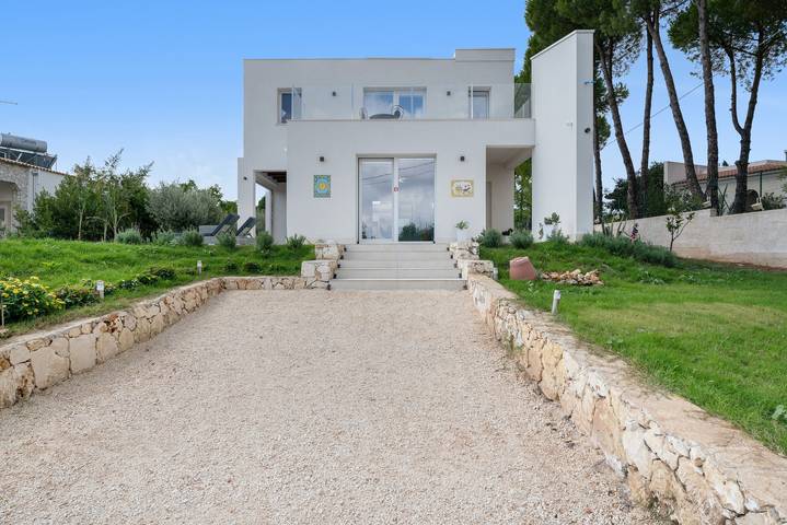 Villa 'Celandra Relax' mit Pool, Bergblick, WLAN und Klimaanlage in Chiusa Cavalli, Avola