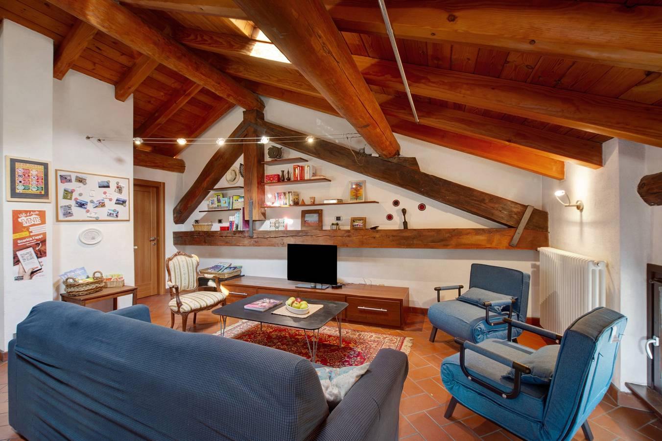 Appartamento intero, Appartamento 'La Mansarda Del Viaggiatore' con Vista Montagna, Terrazza Privata e Wi-Fi in Pont-Saint-Martin (Aosta), Comune di Pont-Saint-Martin