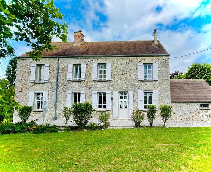 Location de vacances pour 15 personnes, avec vue ainsi que jardin et piscine, animaux acceptés à Gastins