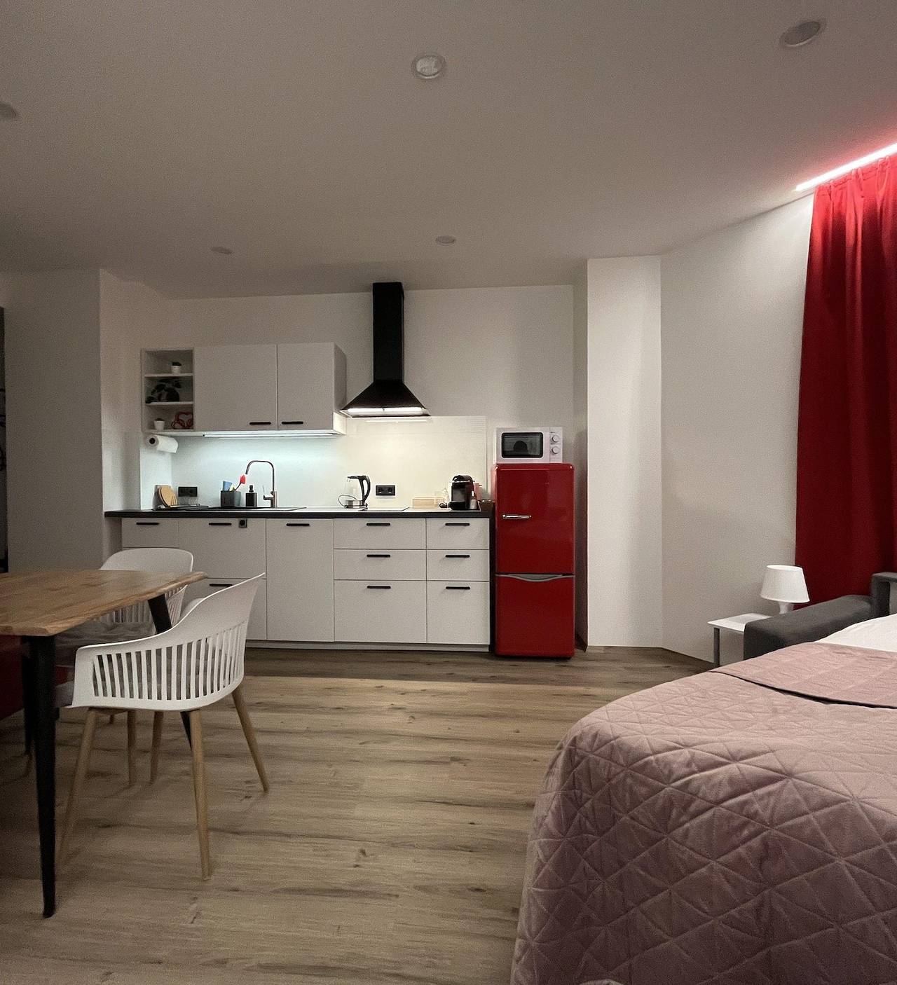 Geheel vakantieappartement, Red Comfort Retreat in Linz, Linz - Wels