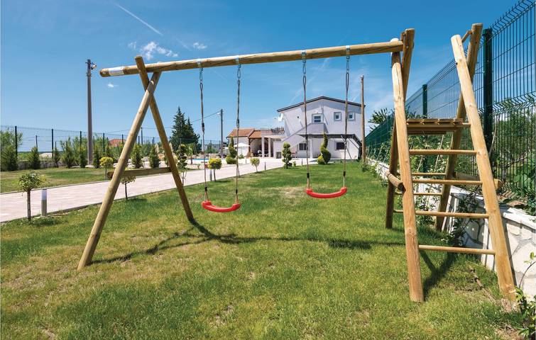 Gemütliche 2-Zimmer-Wohnung mit Terrasse, WLAN und Parkplatz in Posedarje, Zadar