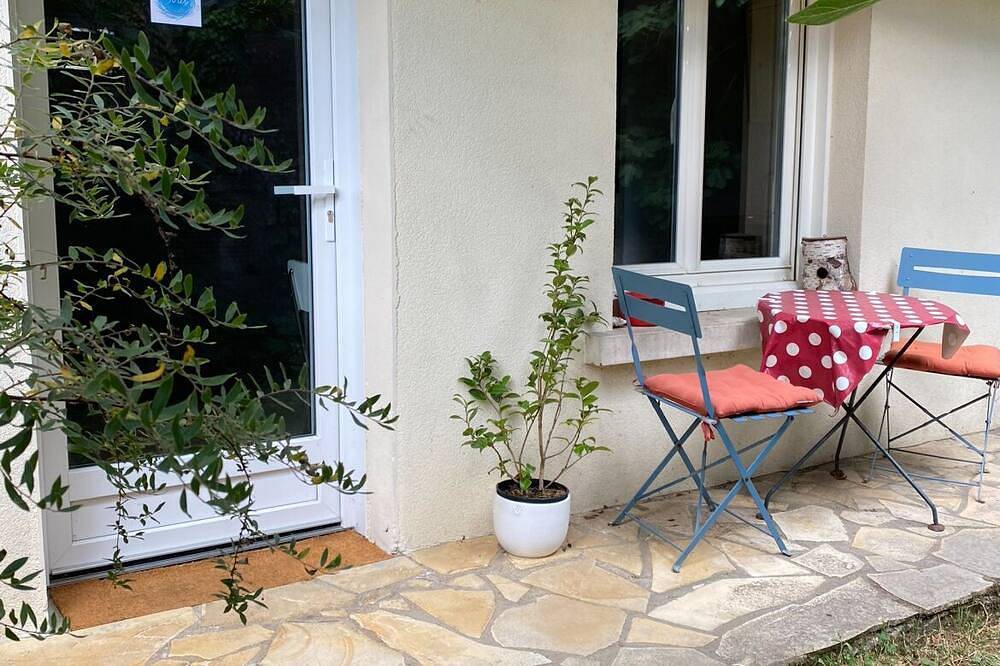 Entire apartment, Fully furnished studio with a private garden, close to shops and the Tgv station in Redon, Redon region