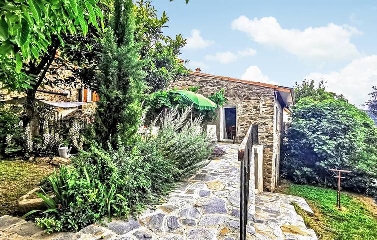 Location de vacances pour 2 personnes, avec terrasse et vue ainsi que jardin et piscine à Taulis