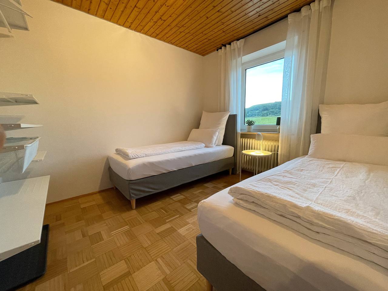 Ganze Wohnung, Ferienwohnung 'Hesselberg-Oase Ferienhof Hüttner' mit Bergblick, privater Terrasse und Wlan in Romantische Straße