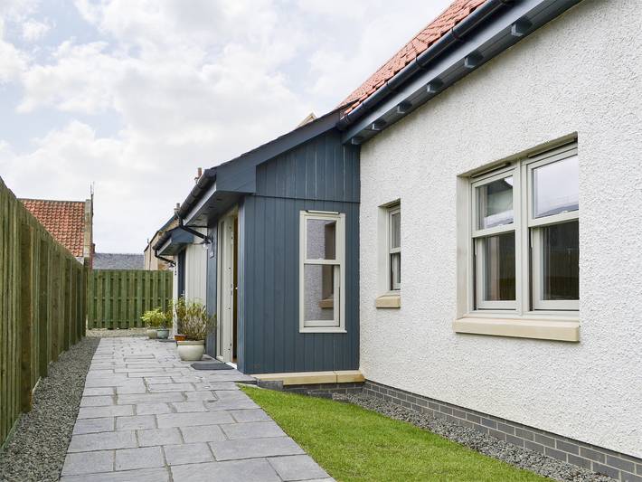 Log cabin for 4 people, with garden, with pets in Falkirk
