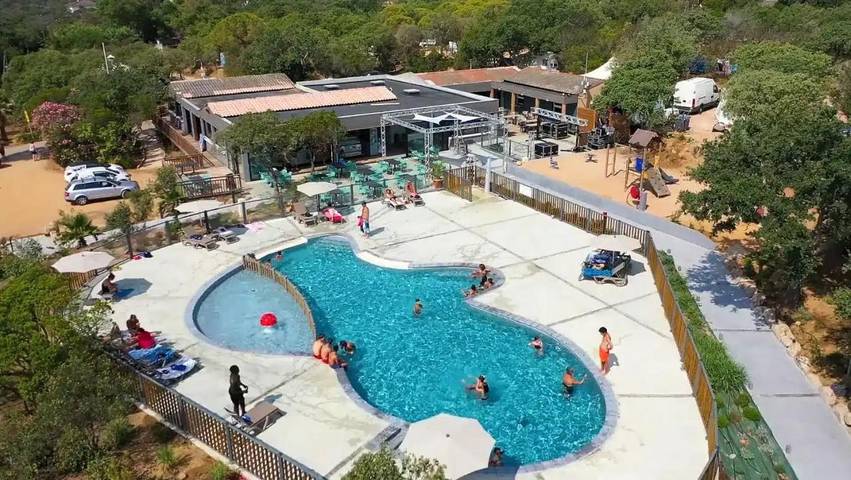 Chalet pour 5 personnes, avec vue et jardin ainsi que terrasse et piscine, animaux acceptés