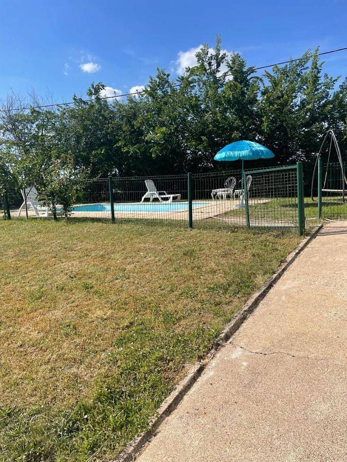 Location de vacances pour 6 personnes, avec jardin et piscine ainsi que vue et balcon à Lerné - 3