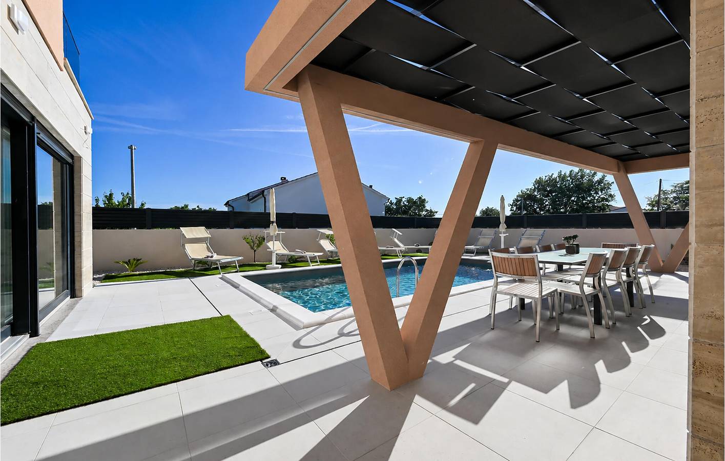 Reizende 2-Zimmer-Wohnung mit Pool, Terrasse und 1,5 km Entfernung zum Strand in Nin, Zadar