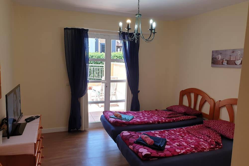 Entire apartment, Apartment Benimar with heated pool, large terrace, dishwasher, wifi, Sat-Tv in Playa del Duque, Adeje