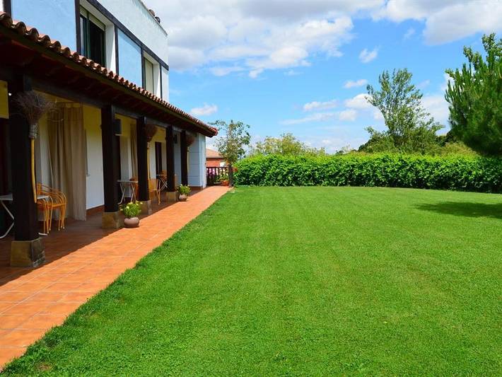 Apartamento de vacaciones para 20 personas, con Terraza y Jardín además de Piscina y Vistas en Rioja Alta