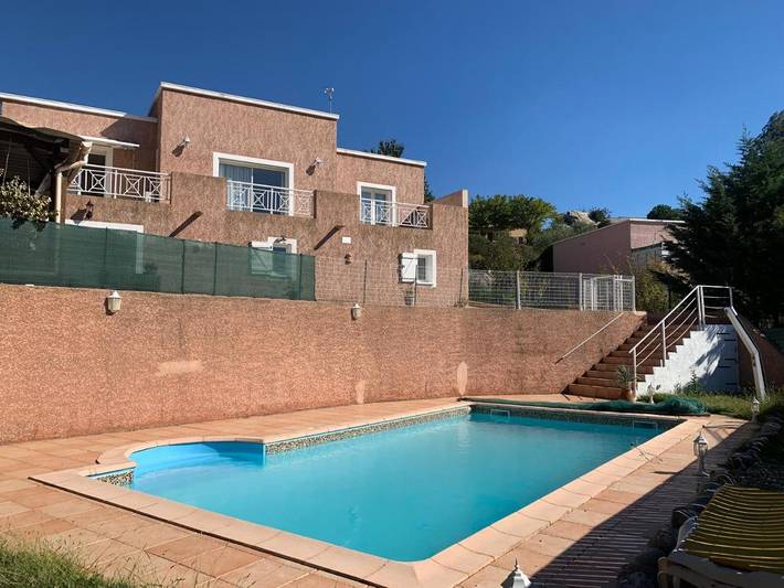 Location de vacances pour 6 personnes, avec vue ainsi que terrasse et piscine à Olmeta-di-Tuda