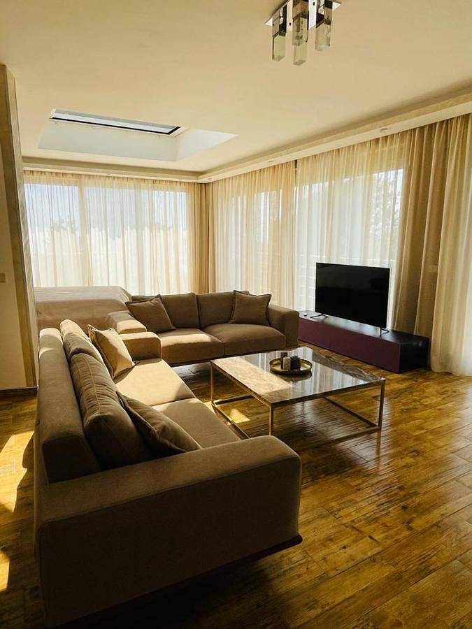 Villa für 8 Personen, mit Balkon und Whirlpool sowie Terrasse und Garten in Montenegro - 3