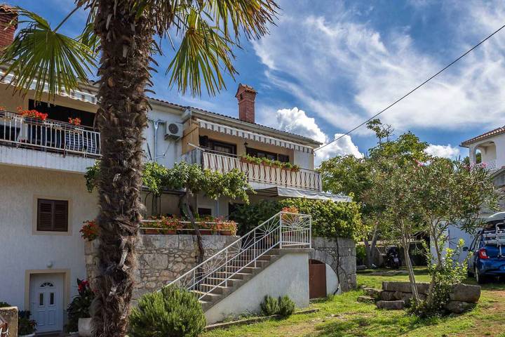 Ferienwohnung für 4 Personen, mit Garten und Balkon in Malinska