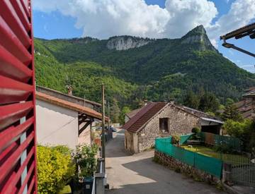 Gîte pour 6 personnes, avec balcon et jardin dans Tenay