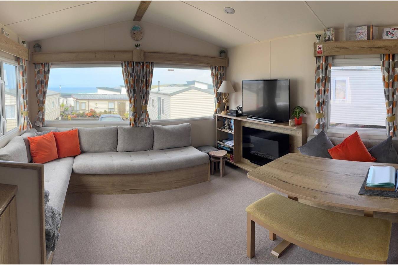 Family Caravan - Sleeps 4 - Dog friendly - Parking in Perranporth, Cornwall