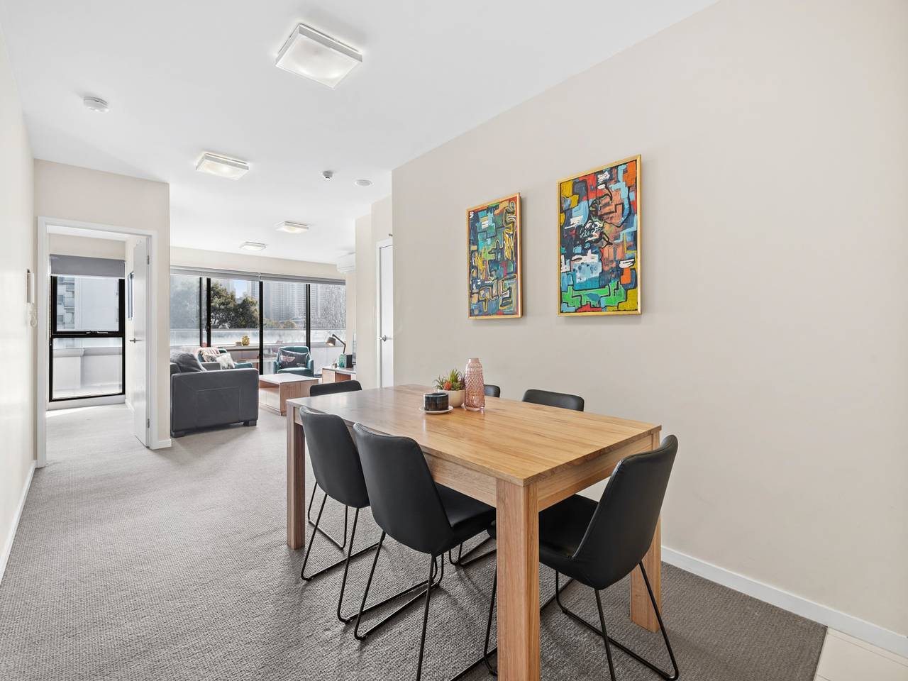 Entire apartment, Chic Inner City Convenience, with Secure Parking in South Melbourne, Melbourne