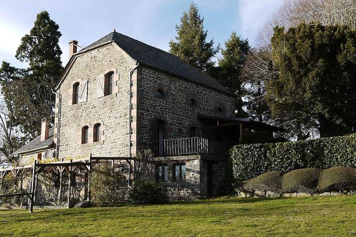 Gîte pour 8 personnes, avec Jardin et Piscine à Talizat