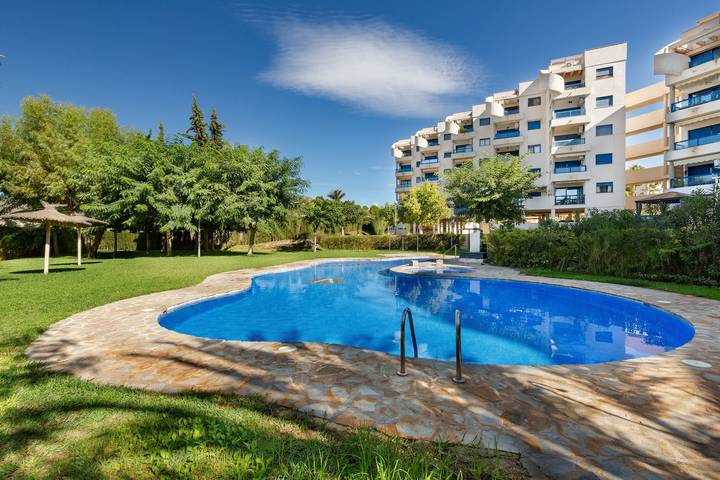 Apartamento para 5 personas, con Balcón y Jacuzzi además de Jardín y Piscina para niños en Isla Plana