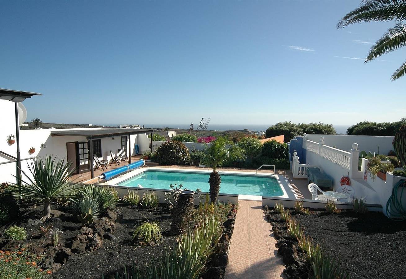 Villa Finca el Volcan with Sea View, Pool, Garden & Wi-Fi in Mácher, Tías