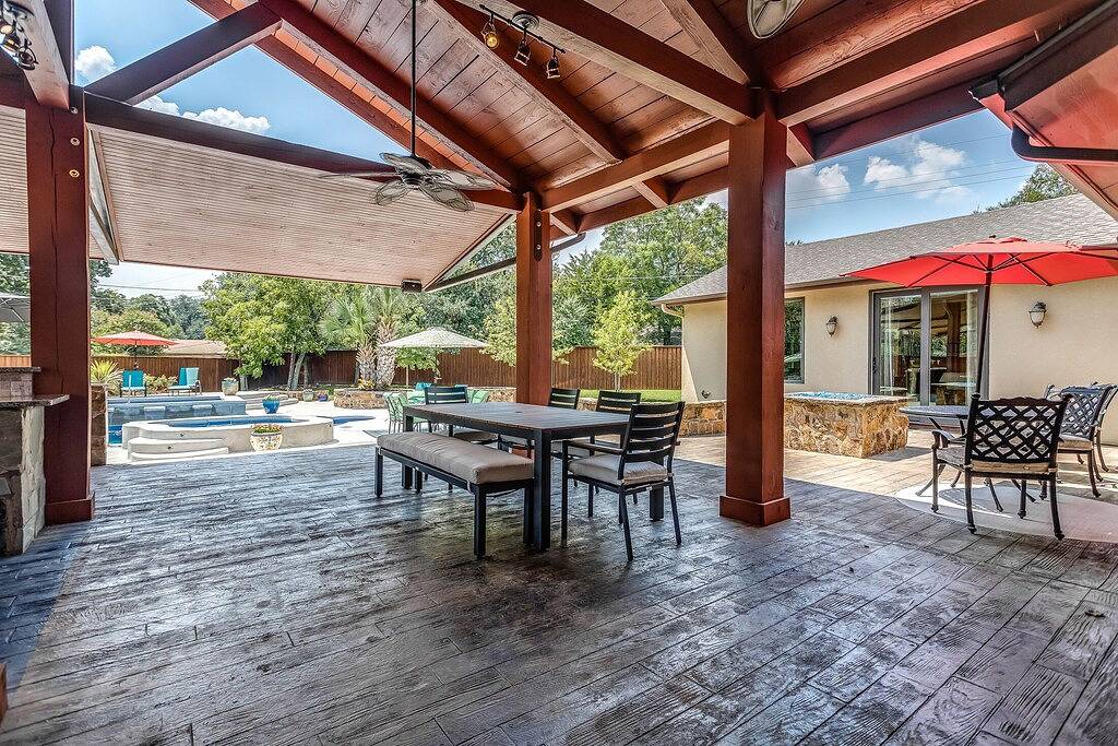 Beautiful Spacious Home with Private Pool and Hot Tub Easy Trip from Airport in Irving, Dallas County