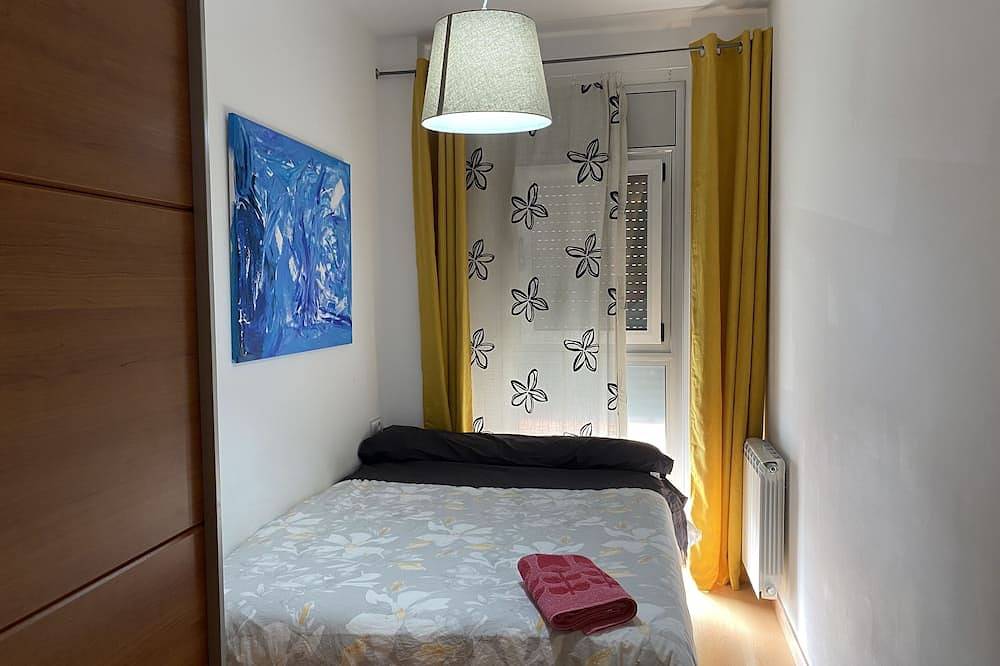 Apartamento entero, Confort Familiar Soleado. Parking y wifi in Tarrasa, Interior de Barcelona