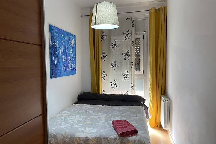 Apartamento entero, Confort Familiar Soleado. Parking y wifi in Tarrasa, Interior de Barcelona