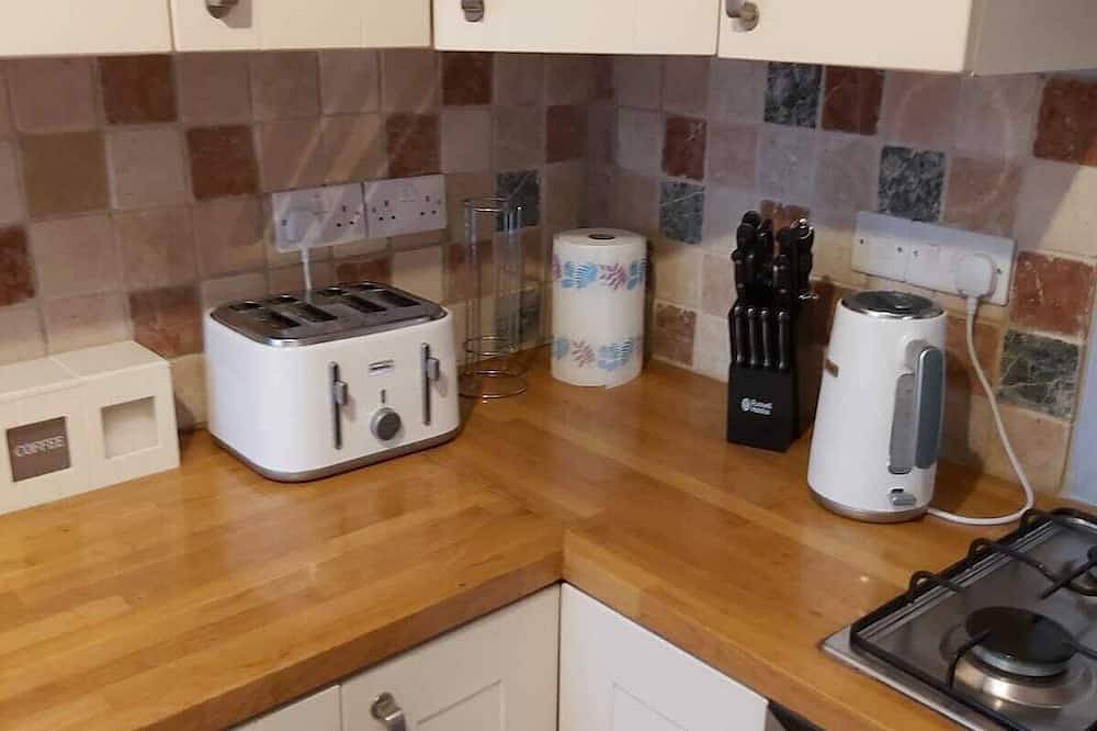Charming 2 double bed cottage style house in the city in Bristol, South West England