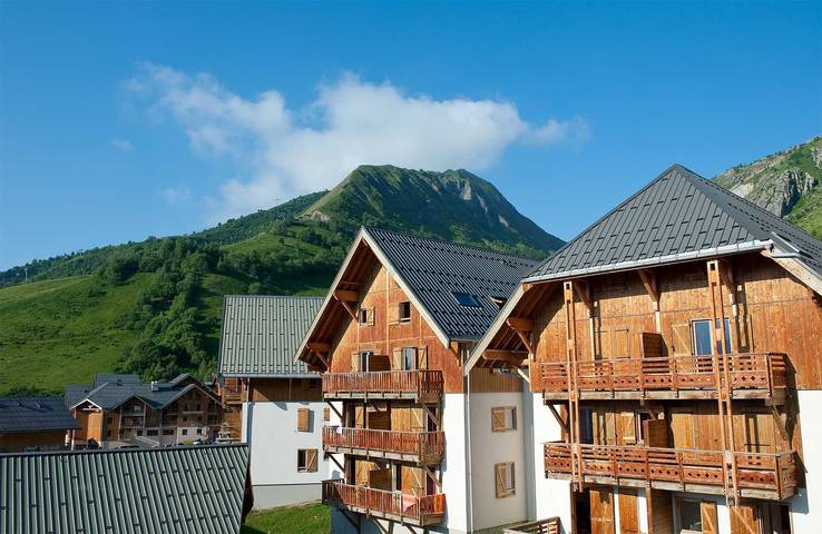 Gîte pour 9 personnes, avec piscine ainsi que balcon et sauna, adapté aux familles dans Col De La Croix De Fer - 2